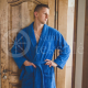 Medvilninis švelnus frotinis chalatas su apykakle mėlynos spalvos (ROYAL BLUE)