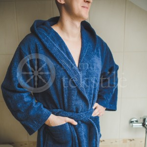 Medvilninis švelnus frotinis chalatas su gobtuvu tamsiai mėlynos spalvos (TRUE NAVY)