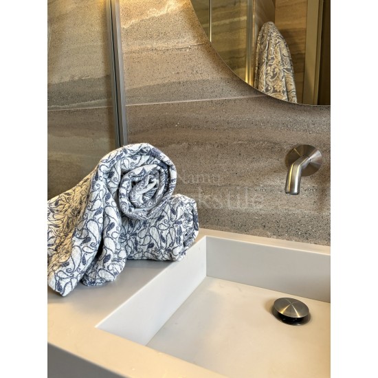 Puslininis vonios rankšluostis su gėlių ornamentais mėlyno atspalvio 80x145