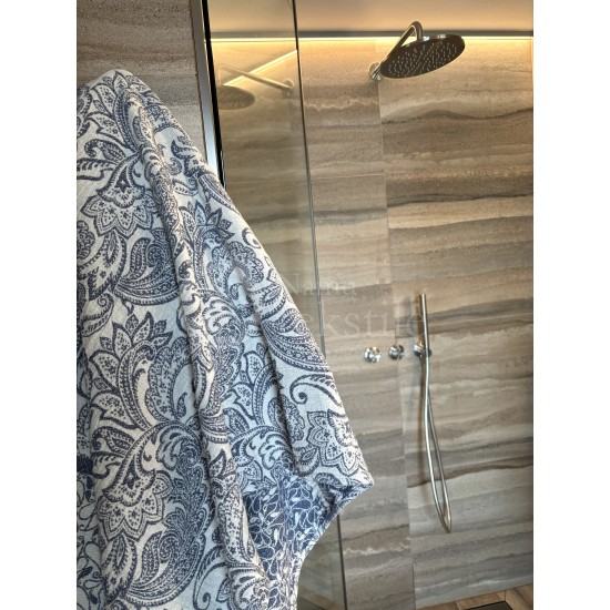 Puslininis vonios rankšluostis su gėlių ornamentais mėlyno atspalvio 80x145