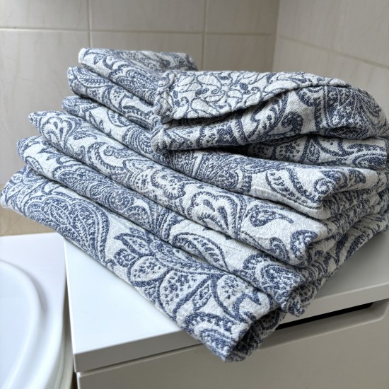 Puslininis vonios rankšluostis su gėlių ornamentais mėlyno atspalvio 80x145