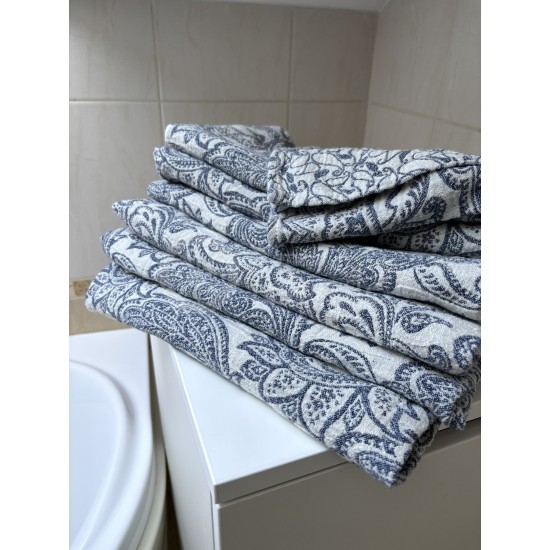 Puslininis vonios rankšluostis su gėlių ornamentais mėlyno atspalvio 80x145