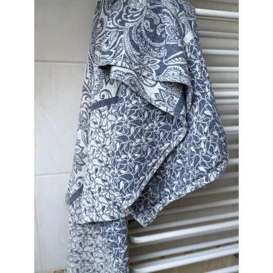 Puslininis vonios rankšluostis su gėlių ornamentais mėlyno atspalvio 80x145