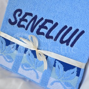 Siuvinėtas proginis rankšluostis "Seneliui" su lapeliais 