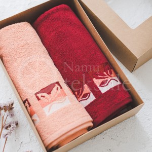 Set of towels with a design in a box