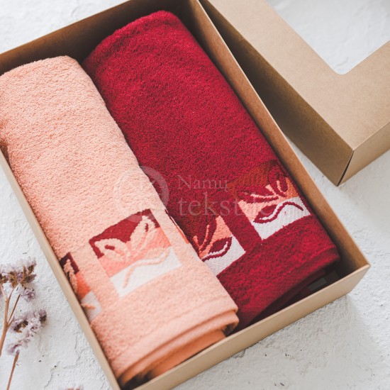 Set of towels with a design in a box