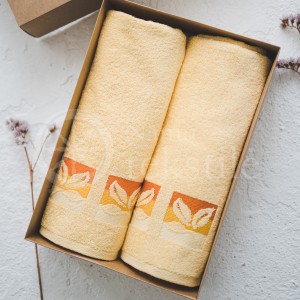 Set of towels with a design in a box YELLOW