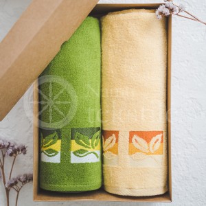 Set of towels with a design in a box 