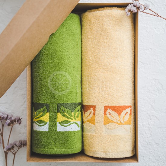 Set of towels with a design in a box 