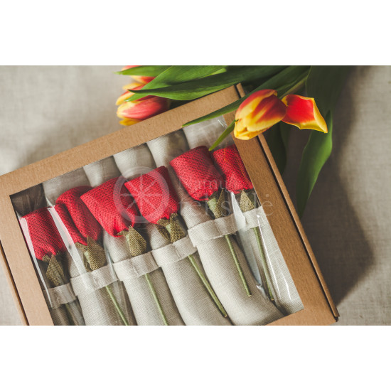 Linen napkins with roses