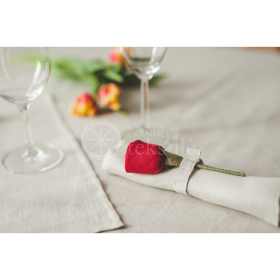 Linen napkins with roses