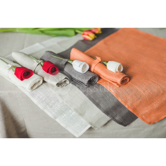 Linen napkins with roses