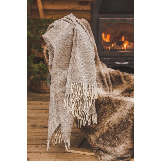 Wool blanket with fringes "Rombeliai" beige