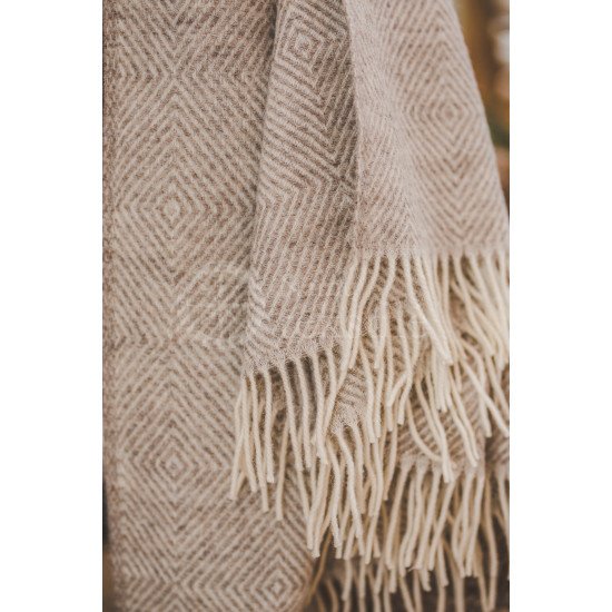 Wool blanket with fringes "Rombeliai" beige
